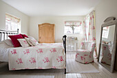 Holzkleiderschrank im Schlafzimmer von East Dean mit abgestimmtem Stoff West Sussex UK