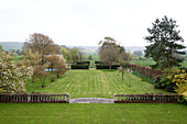 Balustrade und Rasenflächen mit Blick auf die Landschaft in Pewsey Wiltshire, England, UK