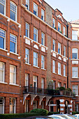 Backsteinfassade eines fünfstöckigen Londoner Wohnblocks, UK