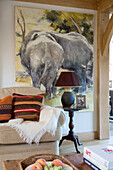 Großer Elefant Leinwand mit Lampe auf Beistelltisch und Sofa in Surrey Hause England UK