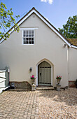 Auffahrt aus Ziegeln und Kies an der Außenfassade eines Hauses in Dorset England UK