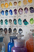 Verschiedene Farben im Atelier in Arundel, West Sussex, England, Vereinigtes Königreich