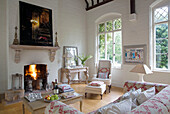 Abgestimmte Stoffe in einem Wohnzimmer mit doppelter Höhe in einem renovierten viktorianischen Schulhaus in West Sussex, England, UK