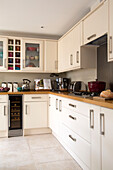 Küchenutensilien in cremefarbener Einbauküche in einem Haus in Sussex England UK