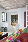 Buntes Sofa in einem Raum mit offenem Fenster und Stuckgeländer in einer Villa in Ithaka Griechenland