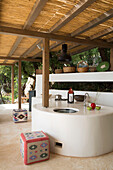 Schattige Außenküche auf der Terrasse der Villa Ithaca in Griechenland