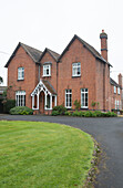 Backsteinfassade und Einfahrt eines Einfamilienhauses in Worcestershire, England, UK