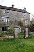 Freistehende Steinfassade eines Bauernhauses in Gloucestershire, England, UK