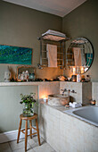 Wandmontierter Handtuchhalter über dem Waschbecken mit rundem Spiegel im Badezimmer in Cheshire UK
