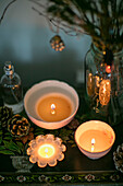 Beleuchtete Kerzen und Tannenzapfen in einem Haus in Cheshire, UK