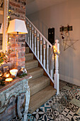 Kokosmatte auf Treppe mit gefliestem Boden in Haus in Cheshire UK