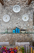 Dekorative Teller über einem Glasregal im Esszimmer einer Küstenvilla in Amalfi, Italien