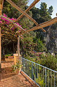 Rosa Bougainvillea auf dem Balkon einer italienischen Villa an der Amalfiküste