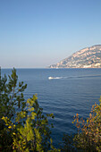 Blick auf ein Schnellboot im Meer von einer italienischen Villa an der Amalfiküste