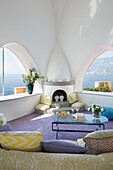Blick durch Bogenfenster von einer italienischen Villa an der Amalfiküste