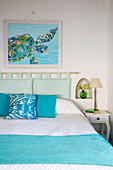 Schildkröten-Kunstwerk über einem Doppelbett mit Kissen und Decke in einer italienischen Villa an der Amalfiküste