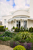 Geschwungene Fassade und Gärten eines denkmalgeschützten Herrenhauses (Grade II) in Arundel, West Sussex UK