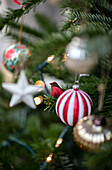 Baumschmuck und Rotkehlchen am Weihnachtsbaum in einem Haus in West Sussex, Großbritannien