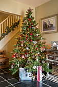 Weihnachtsbaum im gefliesten Flur eines renovierten Einfamilienhauses in Hampshire