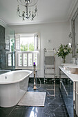 Freistehende Badewanne an einem offenen Fenster in einem Einfamilienhaus in Kent UK