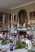 Silberne Kerzenhalter und Efeu auf dem Esstisch zu Weihnachten in einem georgianischen Haus in Hertfordshire, England, UK
