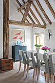 Tisch für acht Personen im Fachwerk-Esszimmer eines Hauses in Hampshire UK