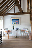 Stuhlpaar am Tisch in einem Haus mit Balken in Hampshire UK