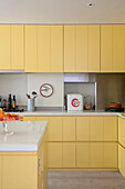 Brotkasten in einer gelben Einbauküche in einem Londoner Haus, UK
