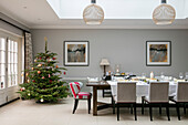 Esstisch und Weihnachtsbaum in einem Haus in Hampshire UK