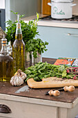Frisches Gemüse und Knoblauch mit Olivenöl in einer Landhausküche in Kent, Großbritannien