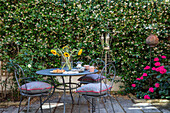Mtela-Terrassentisch und Stühle im Garten eines Londoner Reihenhauses UK