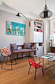 Moderne Leinwand und Sitzmöbel mit Regal in einem Londoner Haus UK
