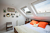Doppelbett unter einem Dachfenster in einem Dachausbau einer edwardianischen Terrasse in London UK