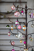 Verschiedene Weihnachtskugeln auf einem Metallständer in einem Haus in Norwich Norfolk UK