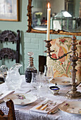 Silberner Kerzenständer auf einem Gedeck mit Karaffe in einem Haus in Sussex