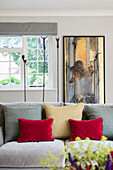 "Rote Samtkissen mit Massai""-Gemälde am Fenster in einem ehemaligen viktorianischen Kutschenhaus in West Sussex UK"""