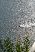 Motorboot auf dem Mittelmeer bei Amalfi Italien