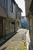 Gasse in Issigeac, einem kleinen mittelalterlichen Dorf im Perigord in Frankreich