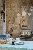 Frühstück am Tisch auf der Terrasse im Innenhof eines Stadthauses in Issigeac im Perigord Frankreich