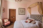 Bestickte Kissen und Baldachin auf einem Doppelbett in einem Stadthaus in Issigeac im Perigord Frankreich