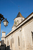 Kirchturm und Laterne vor blauem Himmel in Issigeac im Perigord Frankreich