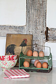 Antiker Eierständer mit Ölgemälde einer Henne aus den 1930er Jahren in einem Bauernhaus in Surrey, England