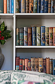 Gebundene Bücher bringen Farbe und Muster in ein Bauernhaus in Norfolk UK