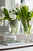 Weiße Tulpen und Glasschale mit gealtertem Glas in einem Landhaus in Surrey, UK