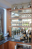 Glaswaren auf Regalen in einem Getränkeschrank in einem Londoner Haus UK