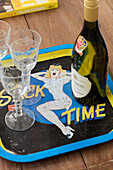 Eine Flasche Chablis und Weingläser auf einem Tablett im Stil der 1950er Jahre in einem Landhaus in Surrey (UK)