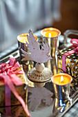 Taubenschmuck und Teelichter mit Weihnachtsgeschenken auf Silbertablett Berkshire UK