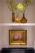 Vergoldetes gerahmtes Kunstwerk mit Blumen in bernsteinfarbenen Vasen Londoner Stadthaus UK
