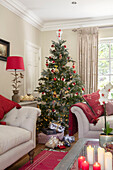 Weihnachtsbaum in einer Ecke eines Wohnzimmers in Hampshire UK