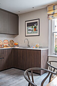 Küche aus dunklem Ulmenfurnier mit grau gemasertem Kiefernboden London UK